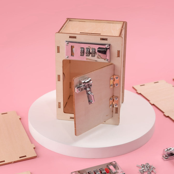 Kitsville ST005: Lock box with open door and components