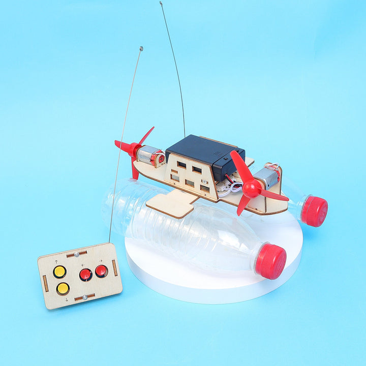 Kitsville ST017: Radio-controlled propeller boat with controller