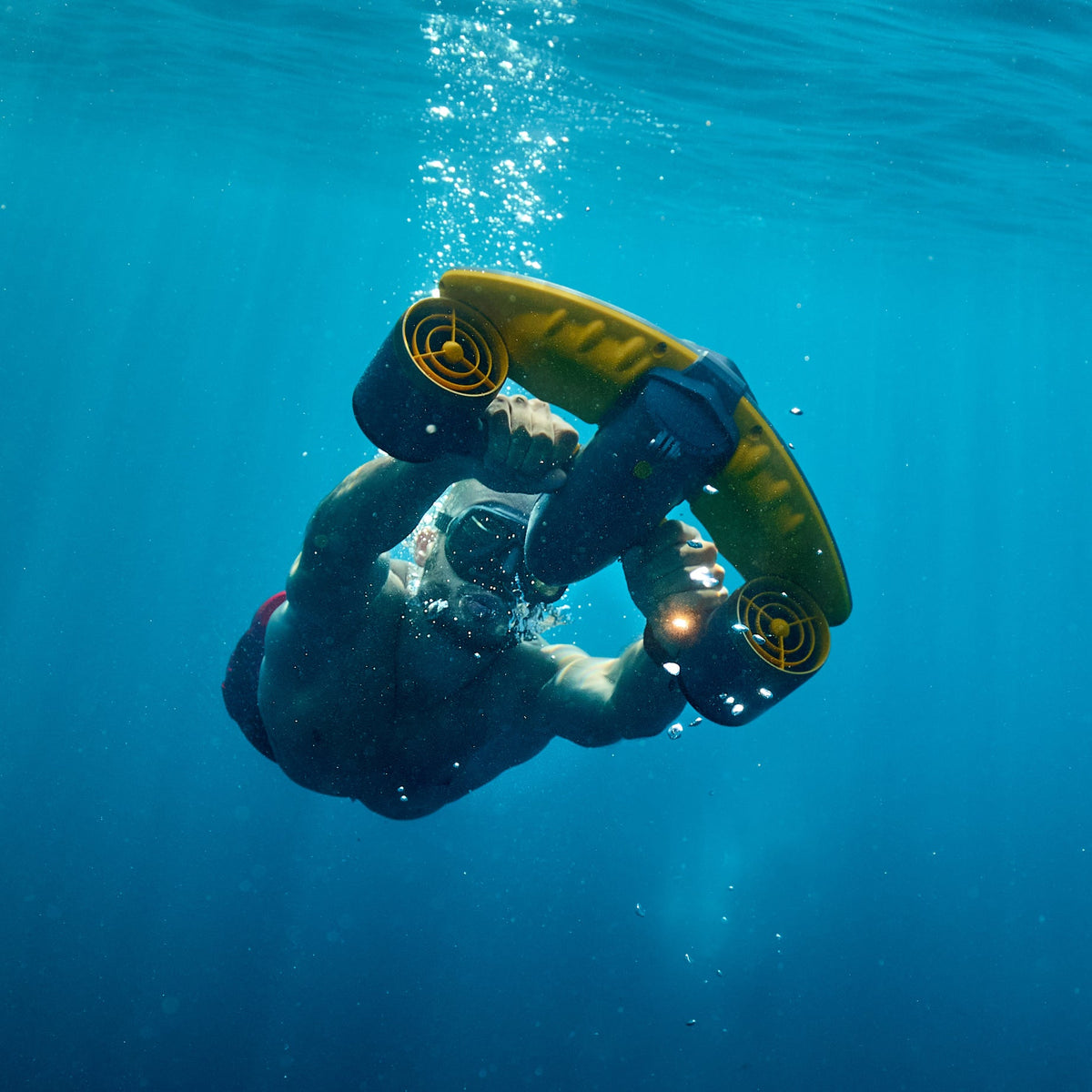 Diver using a Sublue Navbow+ underwater scooter