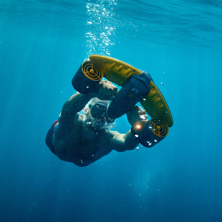 Diver using a Sublue Navbow+ underwater scooter