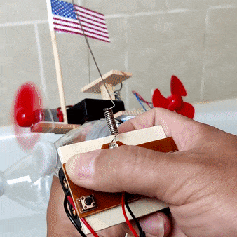 Kitsville ST017: Close view of boat and handheld control
