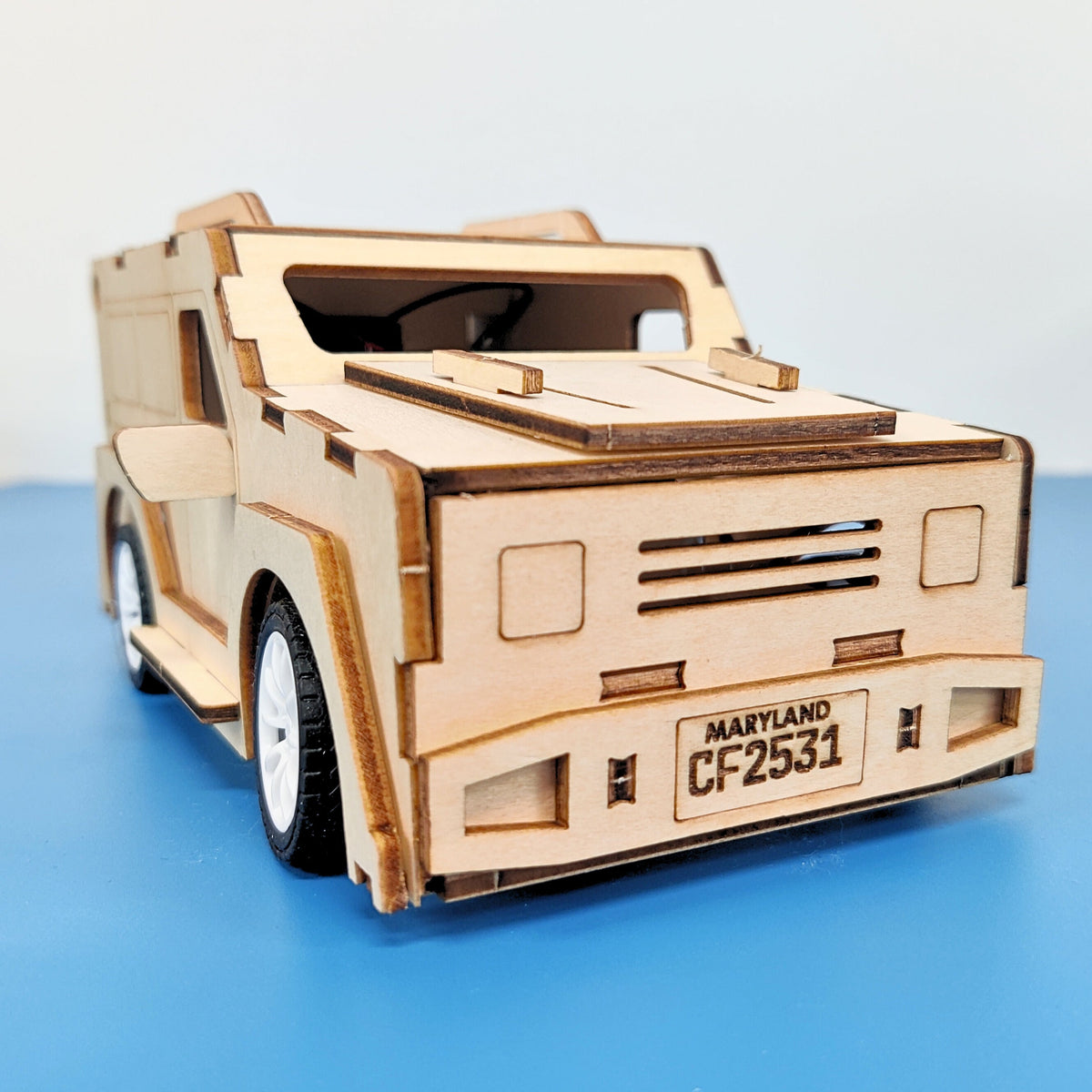 Kitsville 2.4 GHz RC SUV Building Kit — front detail