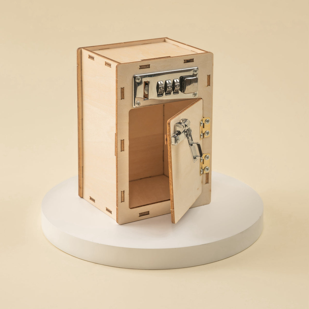 Kitsville ST005: Angled view with door open