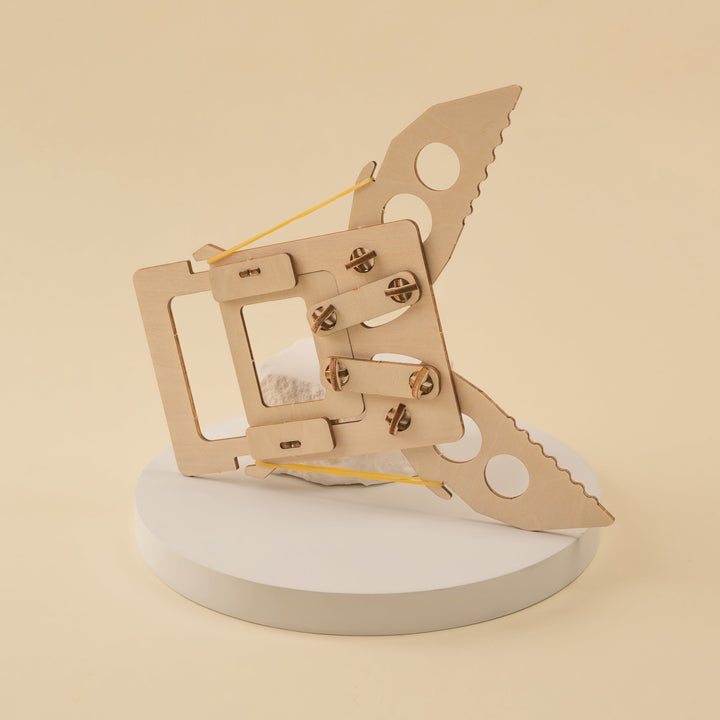 Kitsville ST035: Assembled wooden mechanical claw