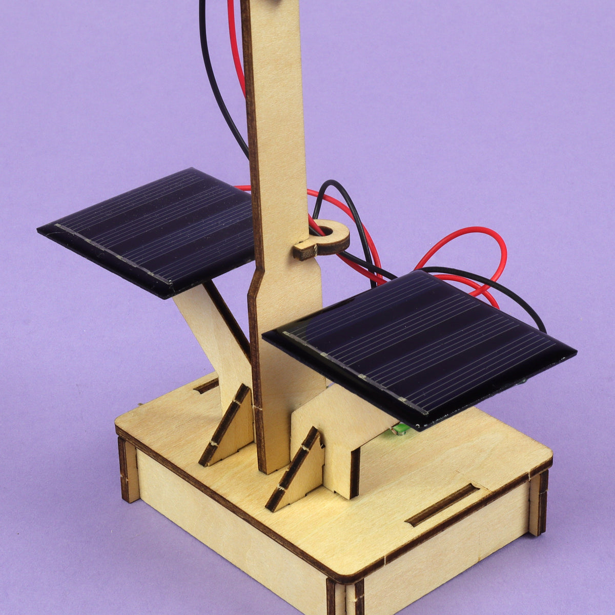 Kitsville ST032: Solar panels and wooden base detail